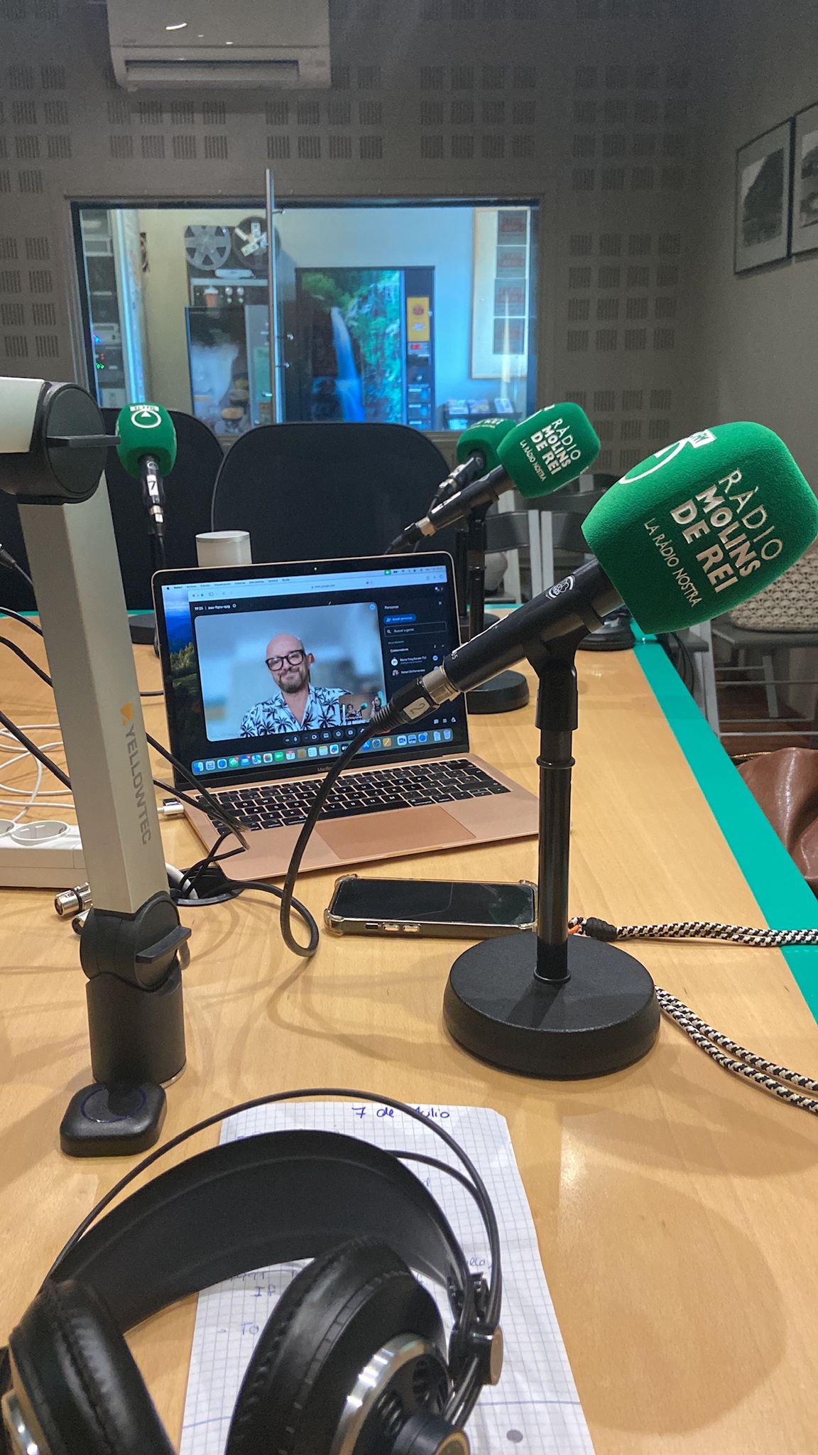 Estudio de Ràdio Molins de Rei durante la grabación de Mon Interior, con micrófonos de la emisora y la videollamada con Rafa Gil en pantalla.
