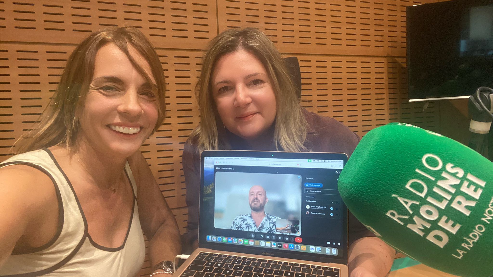 Marta Treig y Rocío Navarro, presentadoras de Mon Interior en Ràdio Molins de Rei, durante la entrevista por videollamada con Rafa Gil sobre Guardianes de Marte.